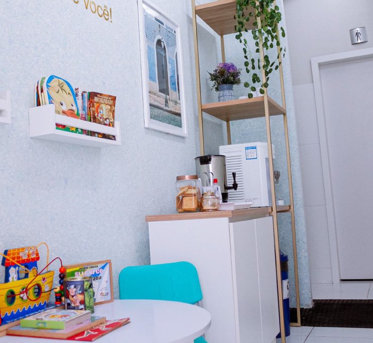 Cantinho de café na recepção de uma clínica em São Luís, Maranhão - Unique Projetados