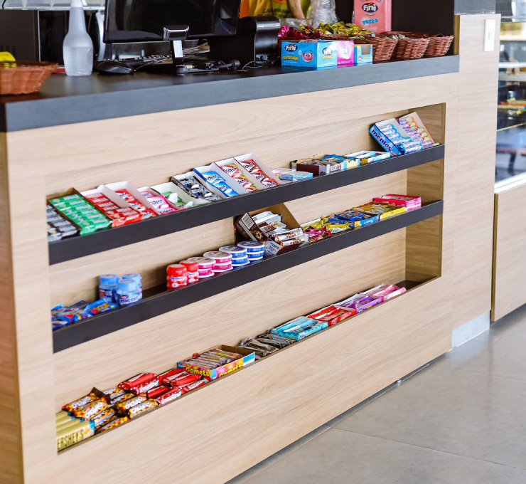 Estante e expositores projetados para mercado e comércio em São Luís, Maranhão - Unique Projetados