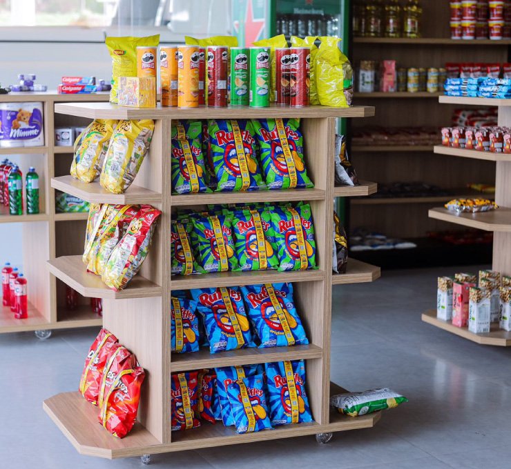 Gôndolas e móveis planejados para loja de conveniência em São Luís, Maranhão - Unique Projetados