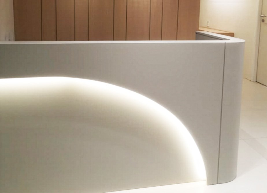 Recepção de clínica odontológica com balcão curvo planejado em São Luís - Unique Projetados