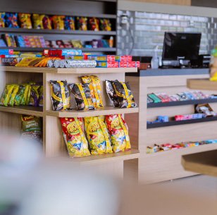 Mobiliário planejado para ambiente comercial e conveniência fabricado pela Unique Projetados no Maranhão