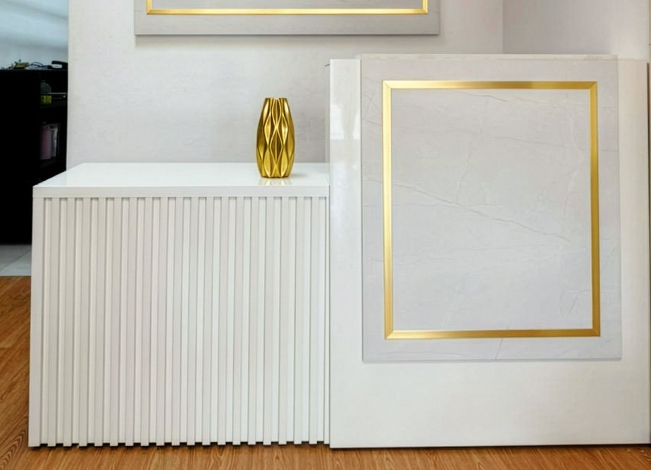 Balcão de recepção ripado branco e dourado para loja de roupas em São Luís - Unique Projetados