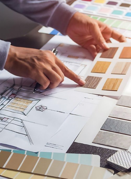 Arquiteto escolhendo acabamentos de mdf para projeto de móveis planejados em São Luís - Unique Projetados