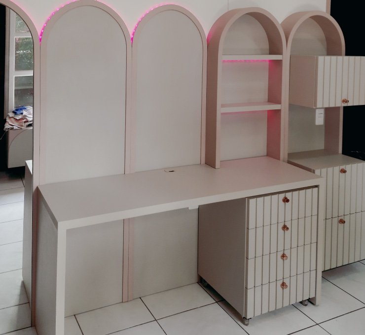 Projeto de móveis sob medida para quarto de menina com bancada de estudos e iluminação em LED.