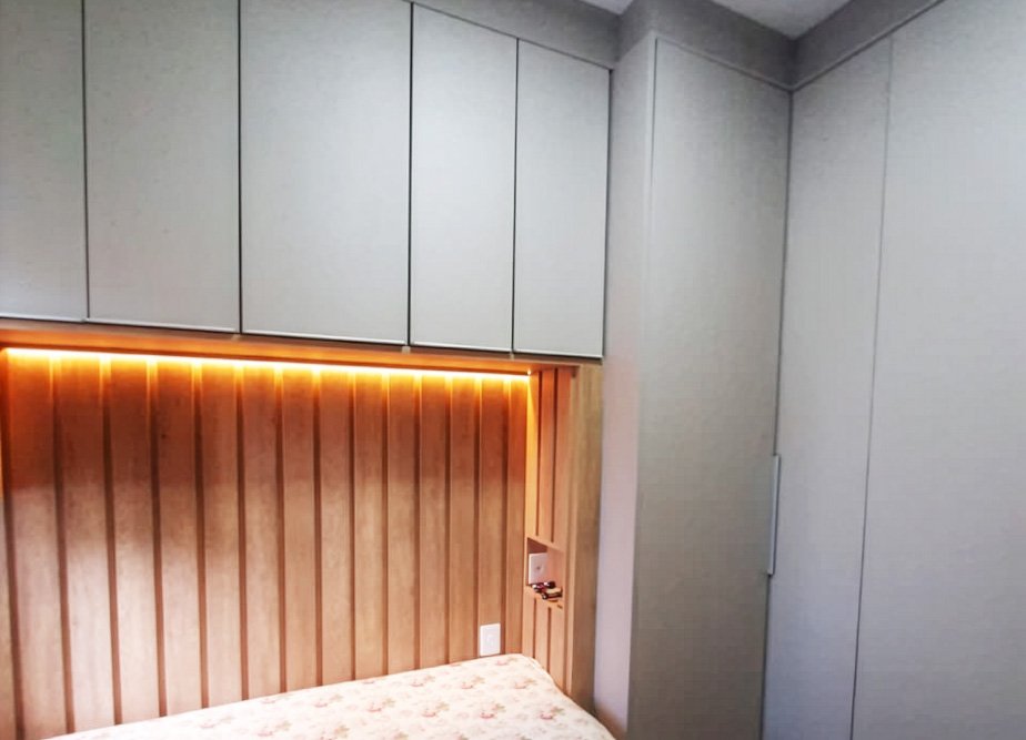 Quarto planejado com cabeceira ripada e LED em São Luís - Unique Projetados